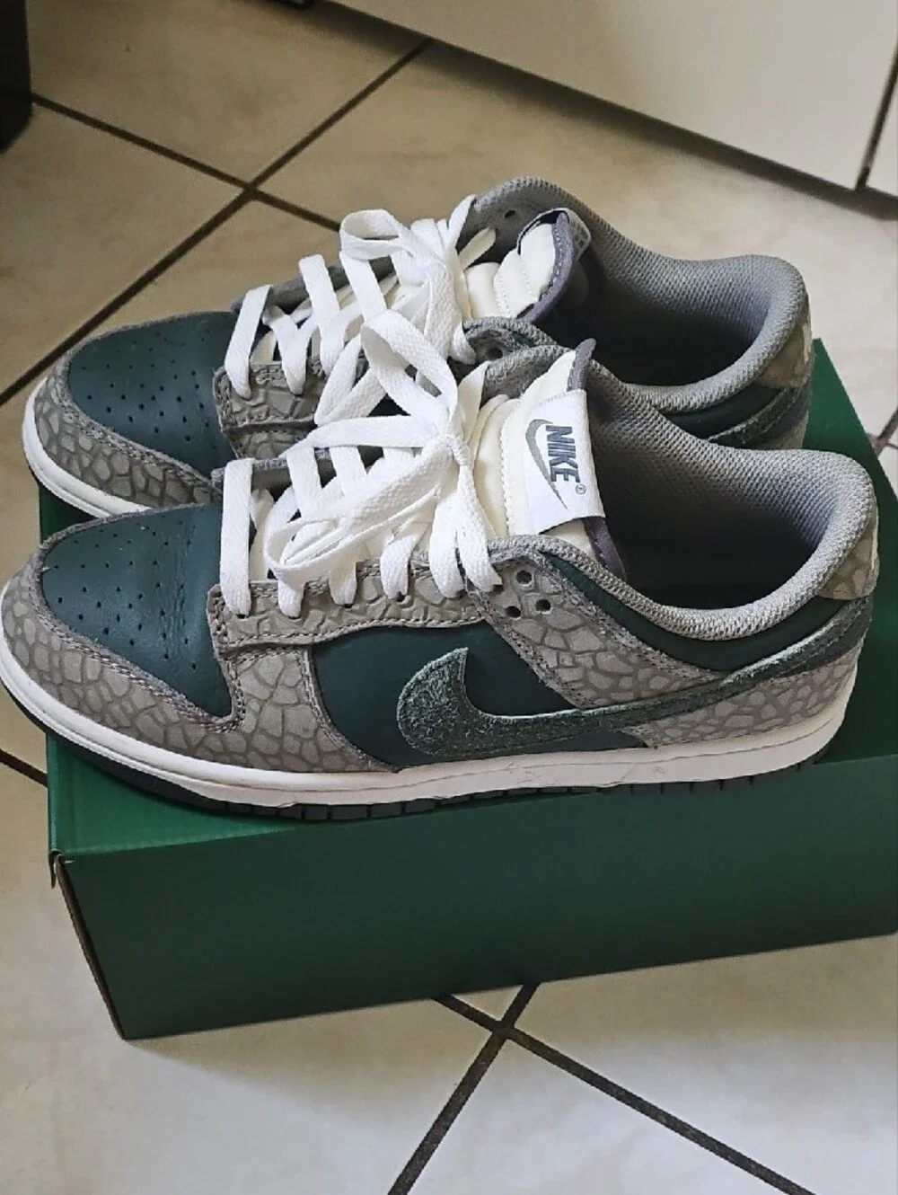 Nike Low-Top Sneakers in Teal, Gray and White